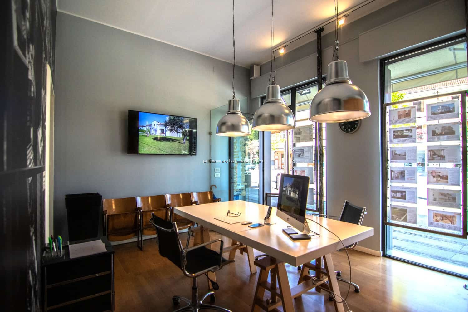 Interni moderni ufficio Primomaggio Immobiliare a Jesolo Paese, area accoglienza clienti e consulenza immobiliare.