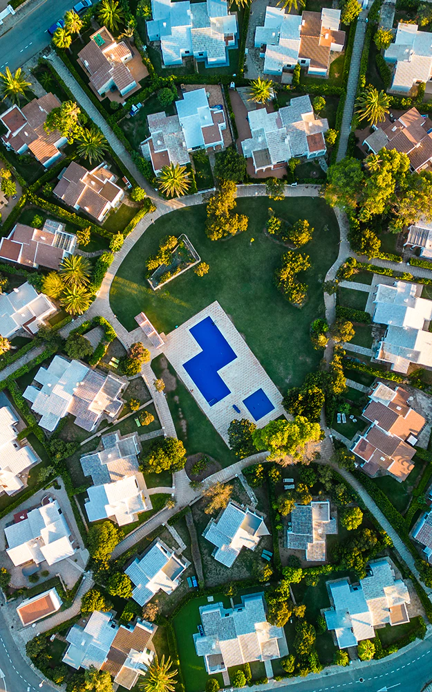 Veduta aerea urbana e skyline cittadino per contestualizzazione mercato immobiliare e analisi territoriale.